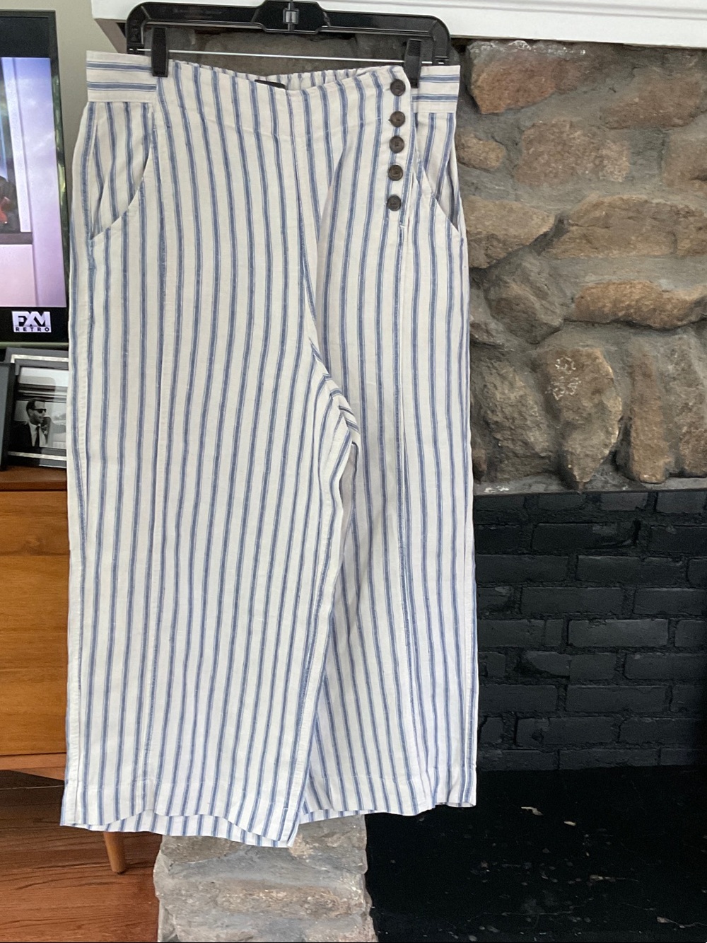Tahari White Linen-Blend Striped Capris with Blue Pinstripes